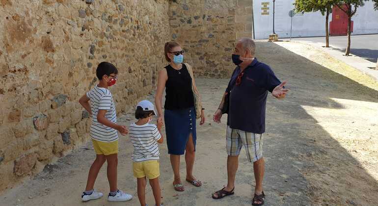 Grupo disfrutando del free tour por Sanlúcar de Barrameda