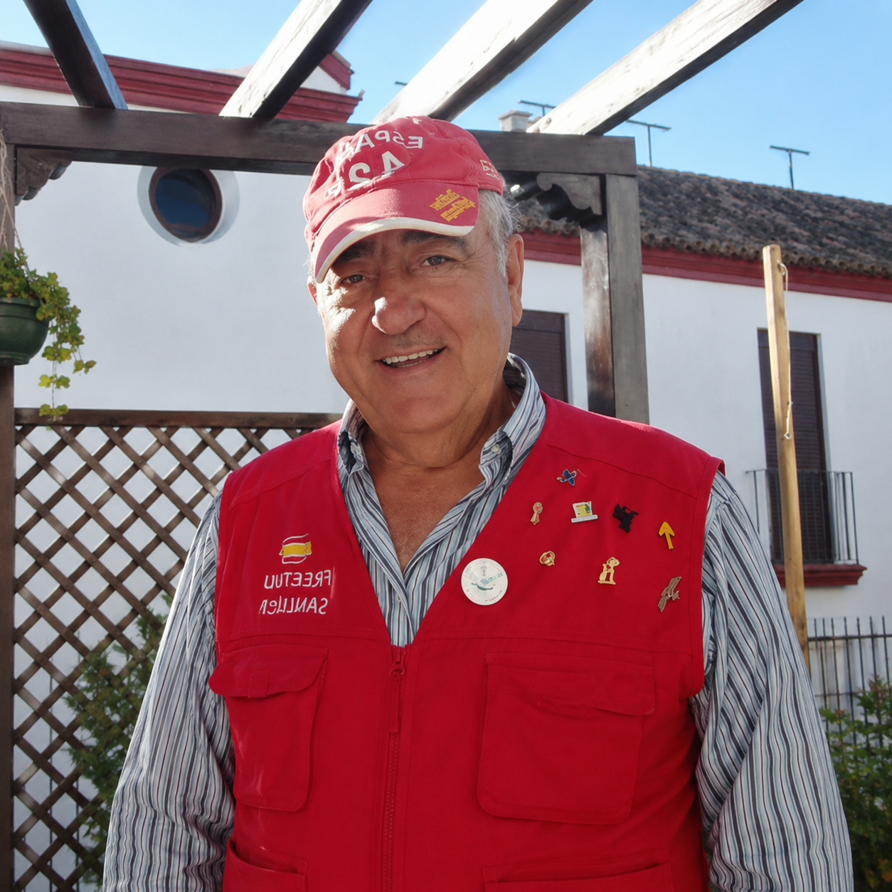 Miguel, guía turístico local en Sanlúcar de Barrameda explicando la historia de la ciudad